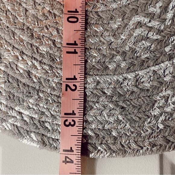 CATHERINE Malandrino Gray Silver Printed Round Placemat 2 Pairs - Picture 7 of 7